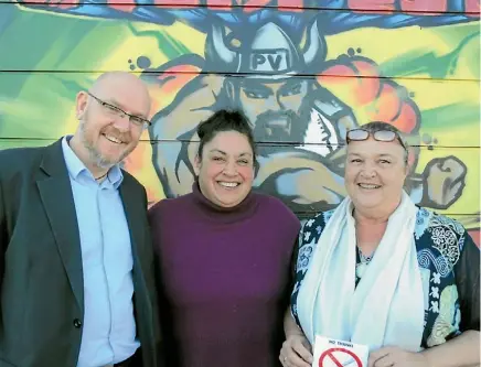  ??  ?? Ross Bell, Liz Makalio and Deane Johnstone say there isn’t enough support for Porirua meth addicts. Reminiscen­ces