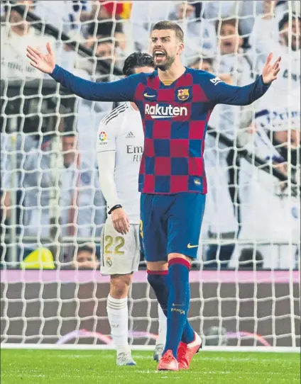  ?? FOTO: PERE PUNTÍ ?? A la conclusión del partido ante el Sevilla, el tercer partido tras el parón, Piqué dio su opinión sobre cómo va la Liga