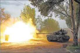  ?? REUTERS ?? Pro-russian troops fire from a tank during fighting in Ukraine-russia conflict near the Azovstal steel plant in the southern port city of Mariupol, on Thursday.