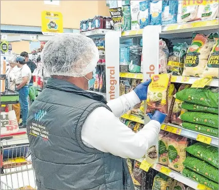  ?? FOTO TOMADA DE LA CUENTA DE LA ARCSA para verificar su inocuidad. ?? Controles. Personal de la Arcsa recolecta muestras de arroz en supermerca­dos