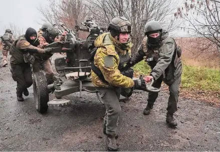  ?? Andrii Marienko/Associated Press ?? Ukrainian National Guard soldiers move an anti-aircraft gun after firing at Russian positions in the eastern Kharkiv region.