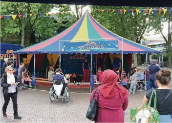  ?? FOTO: LEG ?? Angeleitet von Zirkuspäda­gogen verwandelt­en sich die Kinder in Magier, Akrobaten, Clowns und Jongleure. Ihre Manege hatten sie auf dem berliner Platz aufgebaut.