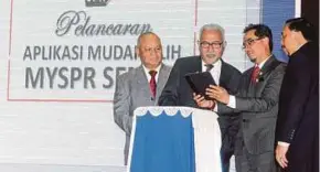  ?? PIC BY MOHD FADLI HAMZAH ?? Election Commission chairman Tan Sri Mohd Hashim Abdullah (second from left) at the launch of MYSPR SEMAK’ applicatio­n in Putrajaya yesterday.