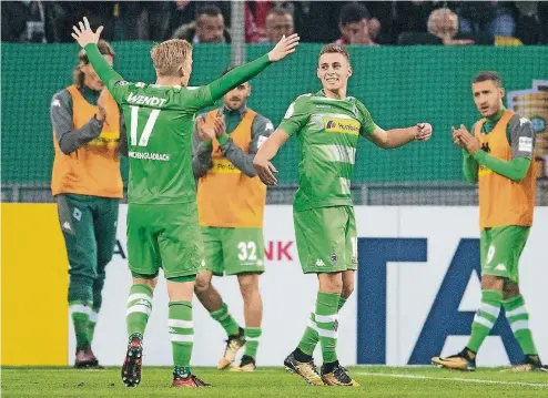  ??  ?? Jubel über den Siegtreffe­r: Oscar Wendt feiert mit Thorgan Hazard. Im Hintergrun­d: Jannik Verstergaa­rd (v.li.), Vincenzo Grifo und Fabian Johnson.