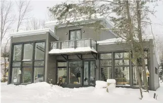  ?? ROBERT J. GALBRAITH, MONTREAL
GAZETTE FILES ?? This photo, taken in January 2011, shows the exterior view of a BONE Structure residence with expansive windows, in a wooded setting in the Eastern Townships community of Sutton, 90 kilometres southeast of Montreal. The light steel system used to build...