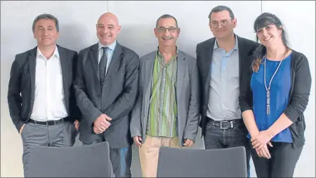  ??  ?? Thierry Eychenne, en compagnie d’hervé Papon, Gilles Raufast, Jean Dokhelar et Virginie Fernandez (de gauche à droite)
