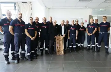  ?? (Photo Gilbert Rinaudo) ?? La première représenta­tion de la sainte patronne trône désormais dans les locaux de la caserne.