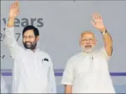  ?? AP DUBE/HT ?? PM Narendra Modi with LJP leader Ram Vilas Paswan at the centenary celebratio­n of Patna University on Saturday.