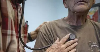  ?? PHOTO ANNE WERNIKOFF FOR CALMATTERS ?? A doctor listens to a man’s breathing at a clinic in Bieber, California on July 23, 2019.