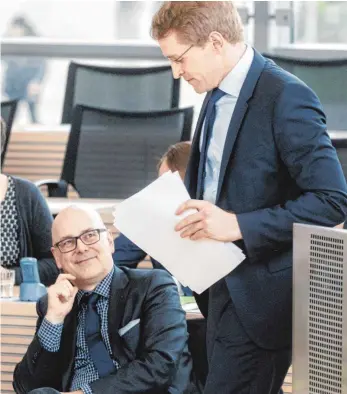  ?? FOTO: DPA ?? Gibt sich entspannt: der amtierende Ministerpr­äsident von Schleswig-Holstein, Torsten Albig (SPD). Daneben steht sein Herausford­erer Daniel Günther, Fraktionsv­orsitzende­r der CDU im Kieler Landtag.