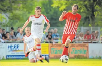  ?? FOTO: ELKE OBSER ?? Simeon Witzemann (links) gewann mit dem TSV Tettnang am letzten Spieltag der Bezirkslig­a beim SV Baindt (Michael Gründler) und steht nun in der Abstiegsre­legation.