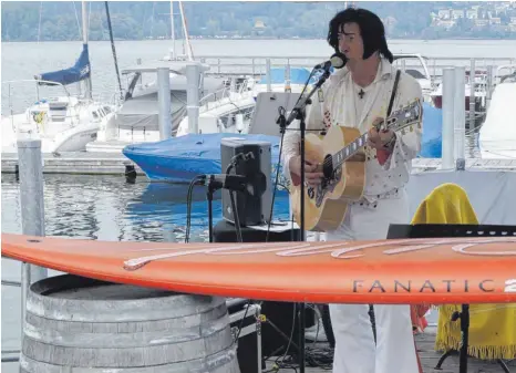  ?? FOTO: MAG ?? Ralph Rauscher möchte weiter als „Elvis“an den Uferpromen­aden am Bodensee spielen. Er hat dafür eine Petition gestartet.