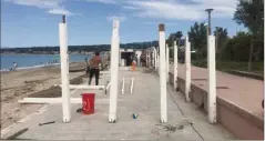  ?? (Photo DR) ?? Au Bain Family, sur la plage des Lecques, le montage de l’établissem­ent a débuté lundi avec l’espoir de pouvoir rouvrir début juin.