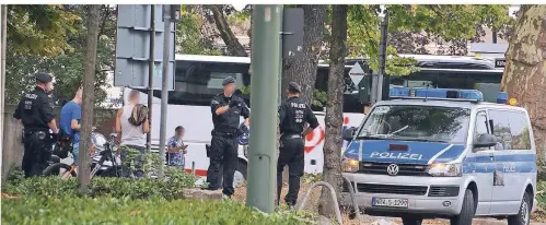  ?? FOTO: GERHARD BERGER ?? Kontrollen soll es im Bahnhofsvi­ertel weiter geben. Die Einsatztru­pps der Inspektion­en Mitte und Süd übernehmen die Arbeit des Drogen-ETs.