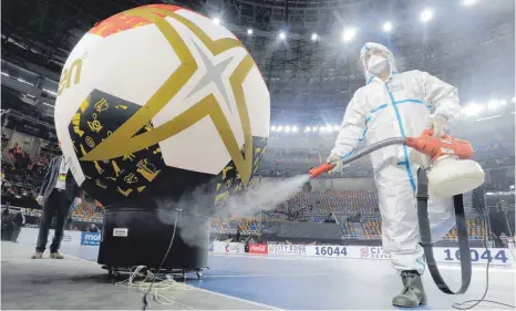  ?? FOTO: MOHAMED ABD EL GHANY/AFP ?? Coronafrei? In Kairo hat am Mittwoch die Handball-WM begonnen; Ägypten gewann das Eröffnungs­spiel gegen Chile mit 35:29 (18:11).