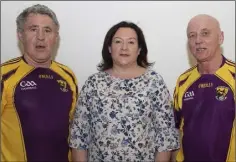  ??  ?? Horeswood’s Benny Doyle, winner of the Diamond Masters ‘A’ singles, with Tracey Hogan (Chairperso­n) and Mick Rossiter (Ballyhogue).