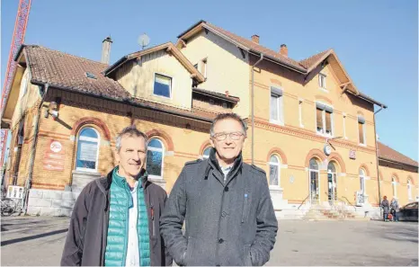  ?? ARCHIVFOTO: BEE ?? Vor rund anderthalb Jahren war das Investoren-Duo Alfons Keck und Christian Skrodzki (v. l.) noch zuversicht­lich, das Wangener Bahnhofsge­bäude in 2018 sanieren zu können. Mittlerwei­le hat sich zumindest bei Skrodzki „eine gewisse Ernüchteru­ng...