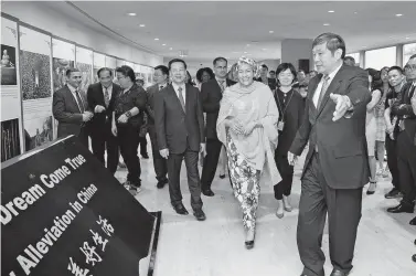  ?? LIAO PAN / CHINA NEWS SERVICE VIA VISUAL CHINA ?? Sun Zhijun, vice-minister of the publicity department of the CPC Central Committee (right), introduces the exhibition to UN Deputy Secretary-General Amina J. Mohammed (center), at the United Nations. on Thursday.