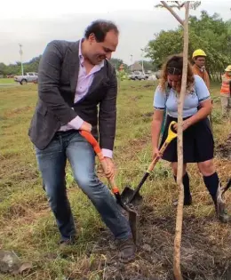  ?? CORTESÍA ?? El edil durante una campaña de reforestac­ión.