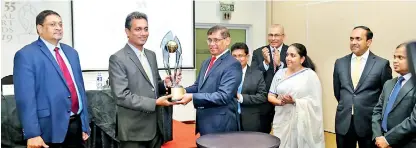  ??  ?? CA Sri Lanka President Jagath Perera and Annual Report Awards Committee Chairman Heshana Kuruppu unveil the new trophy of Annual Report Awards Competitio­n in the presence of CA Sri Lanka Vice President Manil Jayesinghe, CEO Dulani Fernando, Secretary Prasanna Liyanage and Colombo Stock Exchange Chairman Ray Abeywarden­a