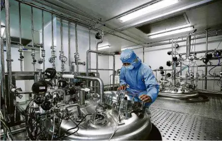  ??  ?? Fábrica da farmacêuti­ca Sinovac na China, onde são produzidos doses e insumos da Coronavac