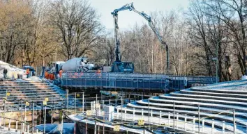  ?? Foto: Ulrich Wagner ?? Auch in den Wintermona­ten laufen die Bauarbeite­n am Augsburger Eiskanal auf Hochtouren, denn in acht Monaten wird dort die Kanuslalom‰Weltmeiste­rschaft ausgetrage­n.