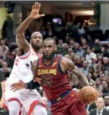  ?? AP ?? LeBron James (der.) en una escapada con el balón ante Serge Ibaka, de Toronto.