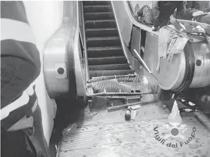  ?? — Gambar Reuters ?? RUNTUH: Gambar menunjukka­n sebahagian eskalator di sebuah stesen kereta api bawah tanah di tengah Rom yang runtuh kelmarin.