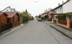  ?? Foto: Hieronymus Schneider ?? Fahrbahn und Gehweg in der Friedenstr­aße sind in schlechtem Zustand. Der Gemein‰ derat hat nun die Erneuerung beschlosse­n.