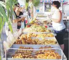  ?? suministra­da ?? Abajo: el Festival Anual de Mariscos de Destin ofrece delicias frescas del Golfo de México.