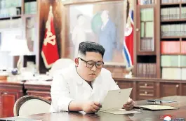  ?? [ AFP/KCNA ] ?? Liebe Grüße aus Washington. Kim Jong-un liest 2019 einen Brief Trumps.