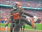  ?? ASSOCIATED PRESS] [DAVID RICHARD/THE ?? Cleveland Browns tight end David Njoku celebrates after scoring a 3-yard touchdown during the first half against the Cincinnati Bengals on Sunday in Cleveland.