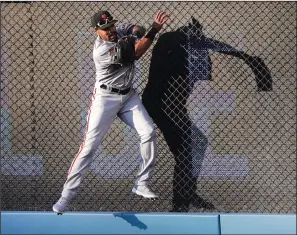  ?? GINA FERAZZI/TRIBUNE NEWS SERVICE ?? Giants right fielder Jaylin Davis leaps but can't reach a solo home run by the Dodgers' Max Muncy in Los Angeles on Friday.