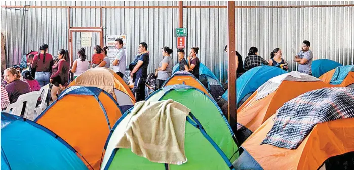  ?? AFP ?? En Tijuana, centroamer­icanos esperan la respuesta de la administra­ción estadunide­nse a sus peticiones de refugio.