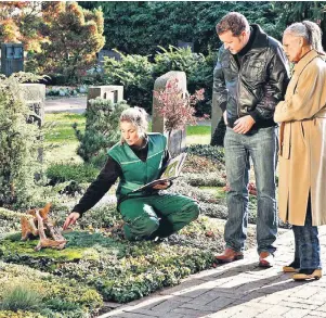  ?? FOTO: BDF ?? Friedhofsg­ärtner pflegen Gräber, bepflanzen und bewässern diese. Für Hinterblie­bene sind sie daher ein guter Ansprechpa­rtner, wenn es um die Gestaltung eines Grabes geht.