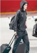  ?? FRANK AUGSTEIN/AFP PHOTO ?? NAIK DAUN: Mikkel Damsgaard tiba di Kopenhagen setelah laga semifinal melawan Inggris.