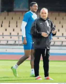  ?? VANESA LOBO ?? Josu Uribe, entrenador del Xerez DFC, en un entrenamie­nto en Chapín.