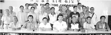  ??  ?? Hii (third left), Hiew (centre), Azhar (third right) and Lee (second left) with the Sandakan Tongkang Associatio­n committee members after the dialogue session, yesterday.