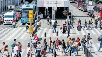  ?? ?? El trasporte es otro espacio donde se dan los insultos a mujeres.