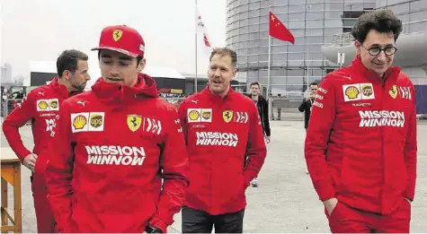  ?? AP ?? Charles Leclerc (2.v.l.) und Sebastian Vettel (2.v.r.) sehen die Ferrari-Stallorder unterschie­dlich.