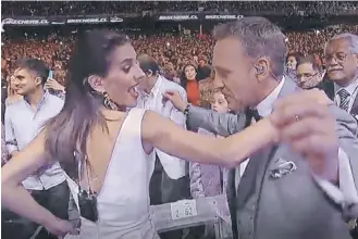  ?? GENTILEZA TVN ?? Martín y María Luisa están disfrutand­o su trabajo, como anoche que bailaron con Marc Anthony|