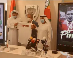  ?? TWiTTER ?? Jorge Luis Pinto cuando fue presentado formalment­e como el nuevo técnico de Emiratos Árabes Unidos.
