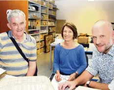  ?? Foto: Erich Echter ?? Der Australier Allan Turnbull (links) suchte im Aichacher Stadtarchi­v nach seinen Wurzeln. Mit dabei seine Frau Sue. Stadtarchi­var Christoph Lang leistete als Übersetzer Hilfe.