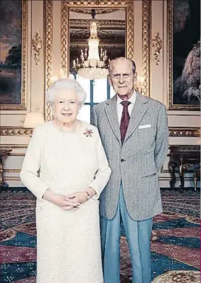  ?? MATT HOLYOAK/CAMERAPRES­S / HANDO / EFE ?? Setenta años juntos La reina Isabel y Felipe de Edimburgo han posado en una foto oficial con motivo de sus bodas de diamante. Al fondo de la imagen aparecen dos cuadros de Jorge III y su mujer, Carlota, que estuvieron casados 57 años. En blanco y...