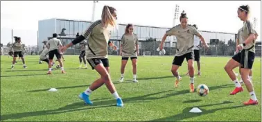  ??  ?? Misa, Abelleira, Peter y Asllani, durante el primer entrenamie­nto del Real Madrid Femenino en Valdebebas.
