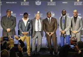  ?? AP ?? Members of the Class of 2018 were introduced at Saturday night’s NFL Honors show in Minneapoli­s: From left, Robert Brazile, Brian Dawkins, Jerry Kramer, Ray Lewis, Randy Moss and Brian Urlacher. Terrell Owens and Bobby Beathard did not attend.