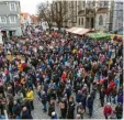  ?? Foto: Heckl ?? So könnte es bald in Donauwörth aussehen: Tausende Menschen kamen zur Demo für Demokratie und Vielfalt nach Nördlingen.