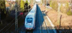  ?? Foto: Christoph Lotter (Symbolbild) ?? Nur 26 Minuten soll die Fahrt zwischen Augsburg und Ulm dauern, wenn die neue Bahntrasse für den Fernverkeh­r fertig ist.