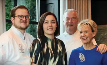  ?? FOTO RR ?? Seppe Bleus (l.) naast zijn echtgenote Liese, Paul-Luc Meesen en diens echtgenote Nicole: “Zij zijn ons derde ouderpaar.”