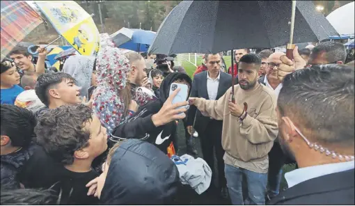  ?? Foto: PEP MORATA ?? Jordi Alba estuvo en el barrio de Fátima de Igualada presentado su campus que se celebrará en julio